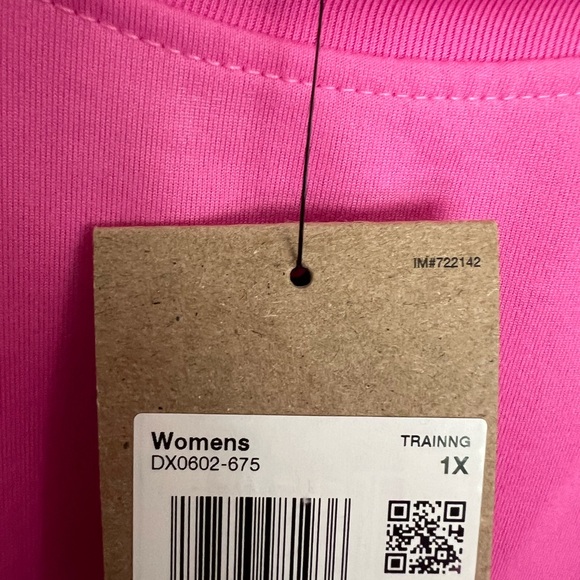 Women’s plus size sleeveless Nike tee - Picture 10 of 10